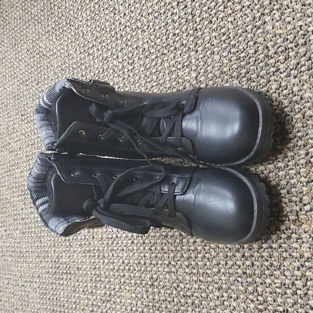 Apres size 9 lace up black boot